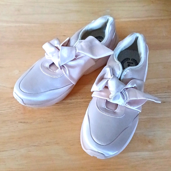 4 EVER Shoes - 4 EVER pink bow tie runners